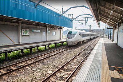 はくたかが通過します