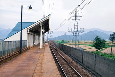 築堤上にホームがあります