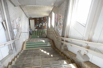 ホームから駅前に出る階段