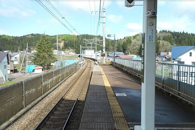 線路の向こうには赤倉トンネル坑口があります