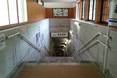 �n���ɂ���ҍ����ւ̊K�i