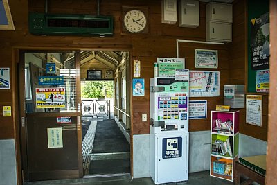待合室には自動券売機もあります