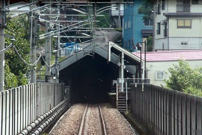 美佐島駅方への赤倉トンネル坑口