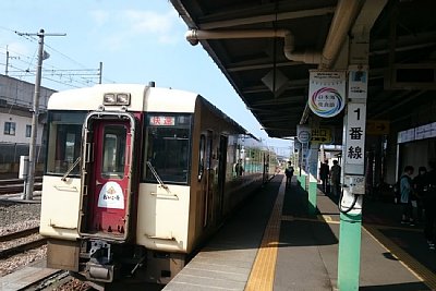 飯山線1番ホームに「おいこっと」