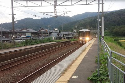 521系が到着します