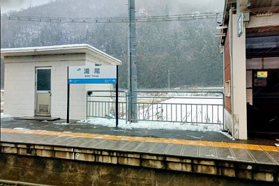 駅名標がホームに設置されています