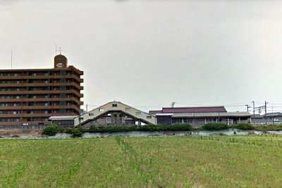 跨線橋とホームの遠景