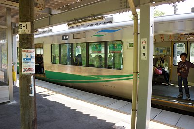 あいの風とやま鉄道521系電車の側面の塗装に注目