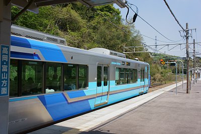 IRいしかわ鉄道521系電車の側面の塗装に注目