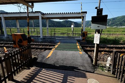 �\������