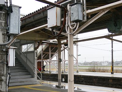 島式ホームとは跨線橋で結ばれています