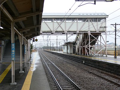 ホームはあいの風とやま鉄道定番の2面3線です
