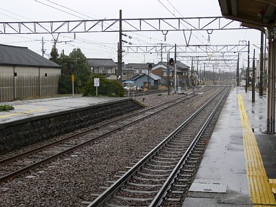 ホームから富山方面を見る