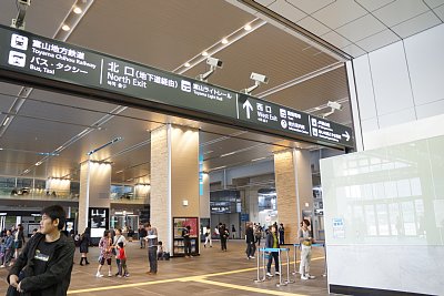 コンコースと案内板