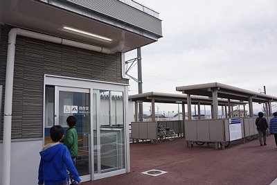 待合室と自転車置き場