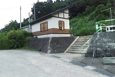 待合所のそばからホームに上がります