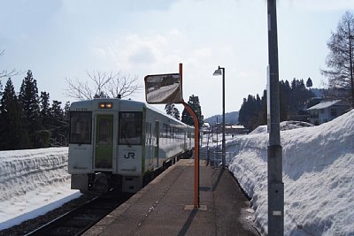 単式ホームにキハ110系気動車が到着します