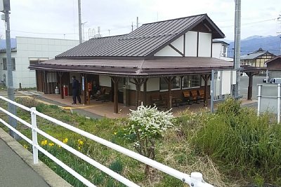 ホームと駅舎の間に線路があった形跡があります
