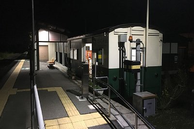 夜のホームと待合所