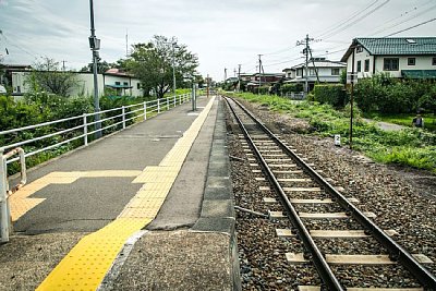 線路がホームの先で屈曲しています