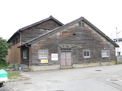 �z�[���̔w��ɂ���q��