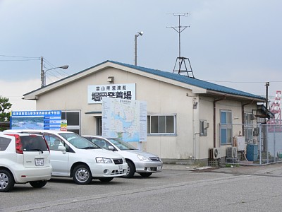 新港東口駅から接続する県営渡船の発着場