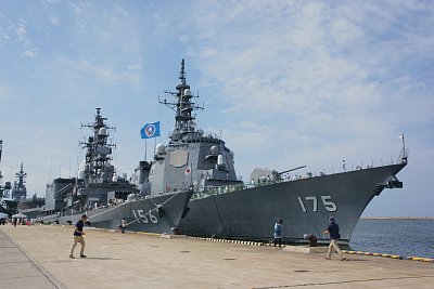 「みょうこう」DDG-175」（右）と「せとぎり」DD-156