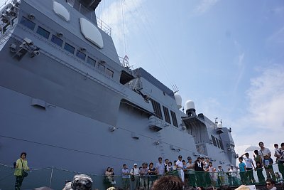 上甲板にあるアイランド型艦橋が全容を現しました