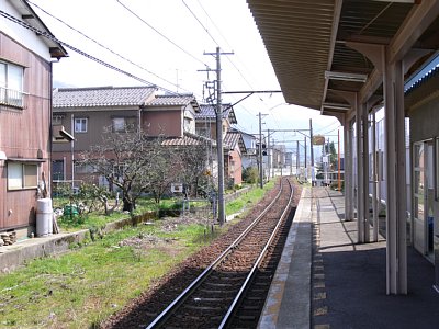 ホームから下り方面を見る