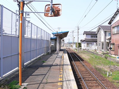 ホームから上り方面を見る