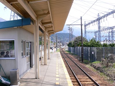 �z�[���Ƒҍ���