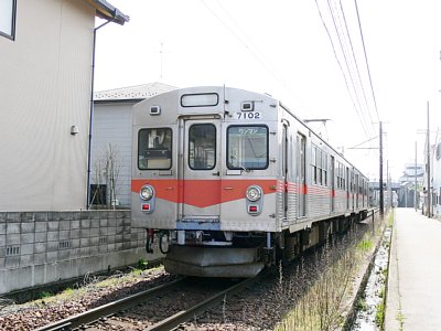 押野駅を発車する7000系電車
