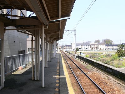 ホームから野町方面を見る