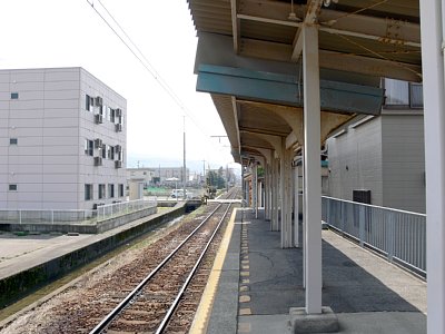 ホームから鶴来方面を見る