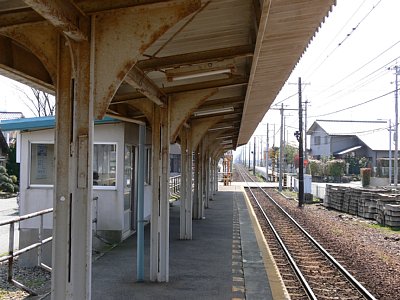 ホーム上に待合室があります