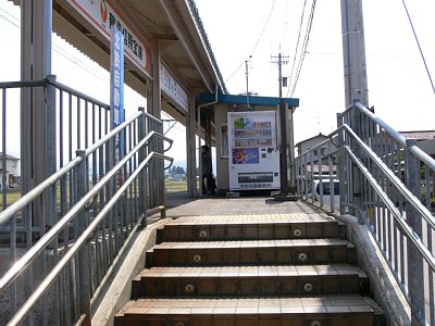 ホームに自販機あり