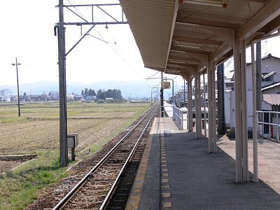 線路の左側には田園が広がっています