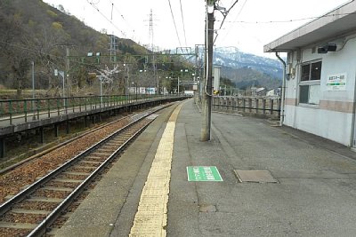 ホームはカーブしています