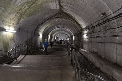 地下ホームへの階段