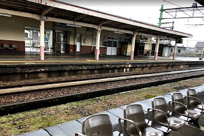 ホームの椅子が線路側を向いていません