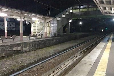 ホームと跨線橋