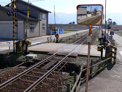 踏切が駅のそばにあります