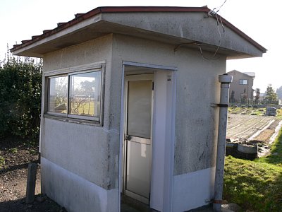 ホーム上にトイレがあります