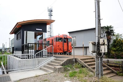 待合室がホーム上にあります