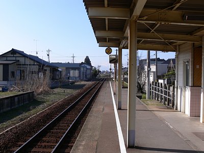 向い側にホーム跡があります
