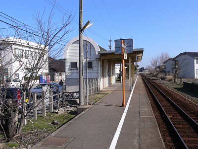 油田駅ホームと簡易駅舎