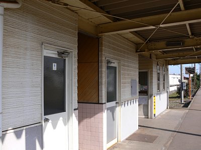 簡易駅舎にトイレがあります