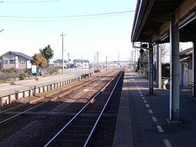 ホームを城端側から見る