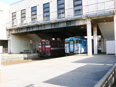 2本の列車が入線する砺波駅ホーム