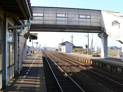 ホームを高岡側から見る